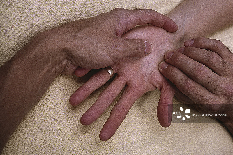 理疗师按摩手部图片素材