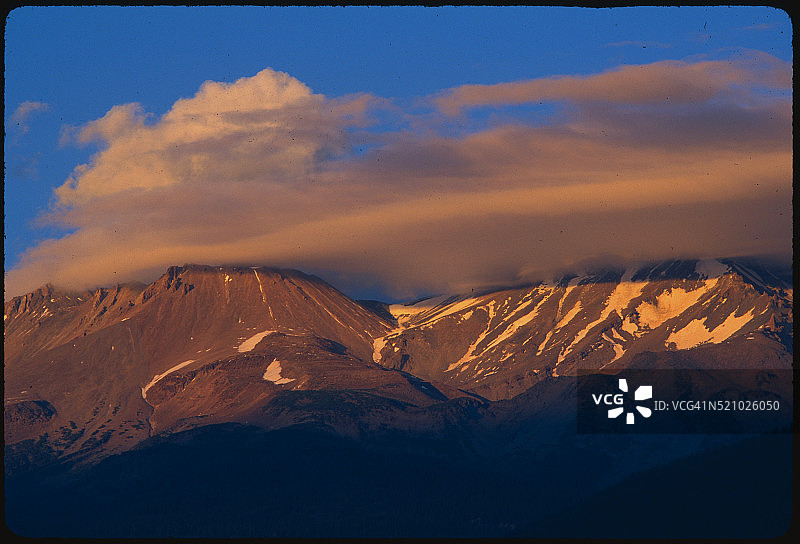 沙斯塔山上空的荚状云图片素材