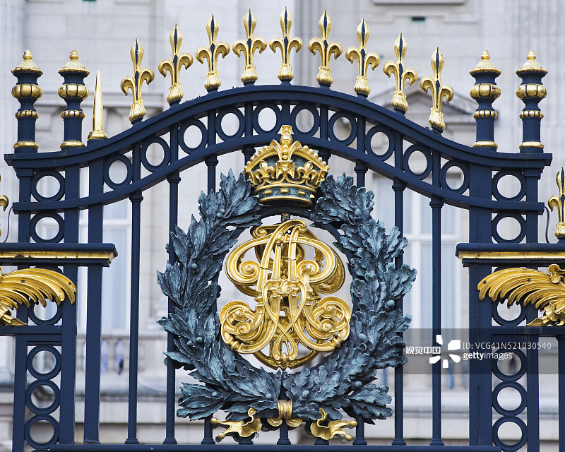 英国伦敦白金汉宫大门女王徽章图片素材