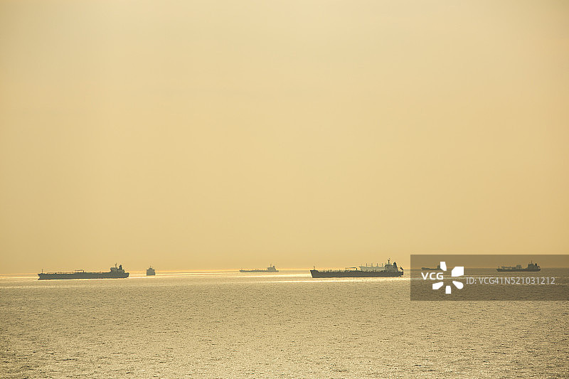 在阿姆斯特丹附近等待进口化石燃料的油气油轮图片素材