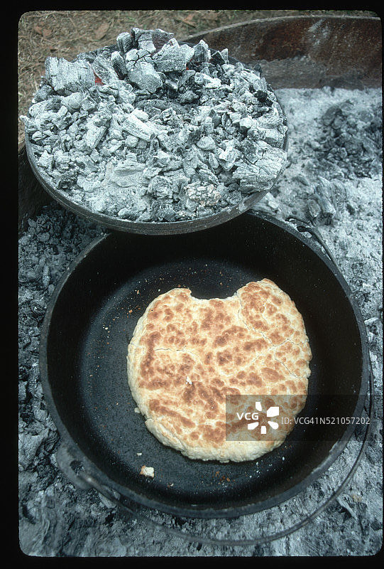 在火坑上烤面包图片素材