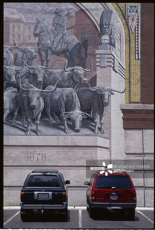 SUV和墙壁壁画图片素材