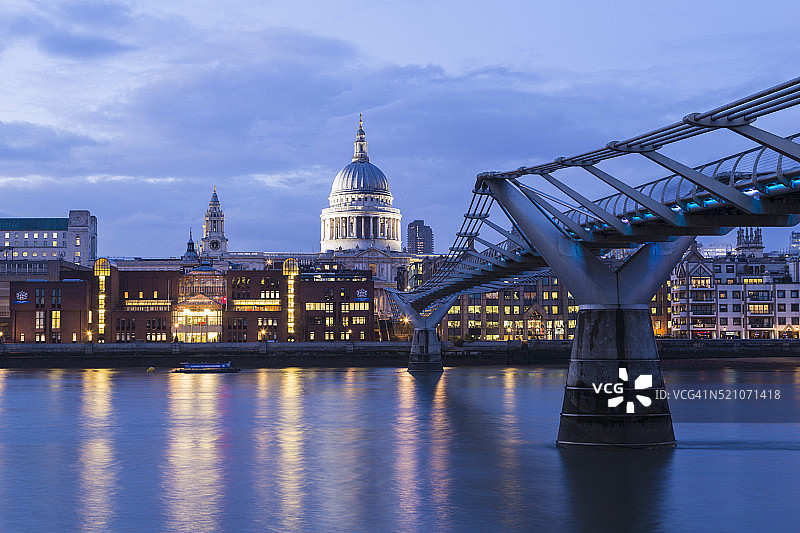 伦敦千禧桥和圣保罗大教堂图片素材