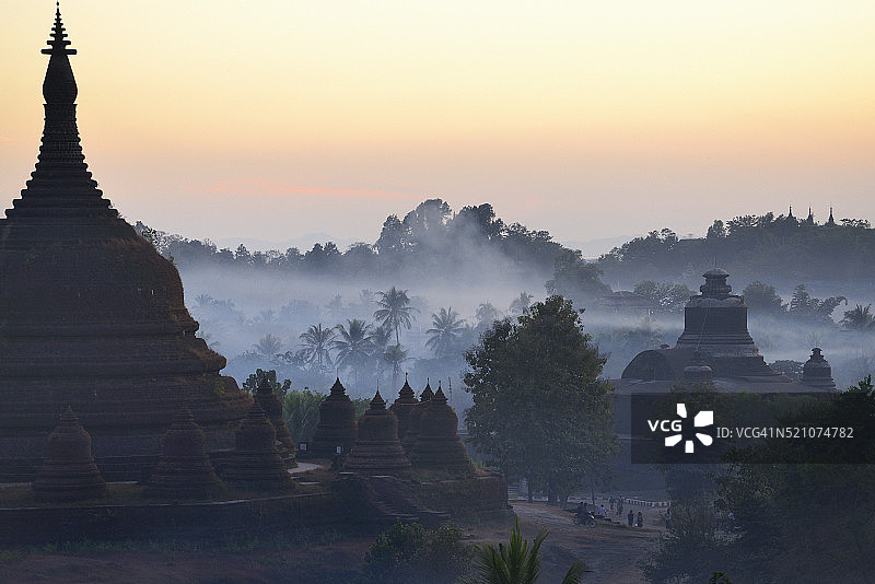 缅甸若开邦妙乌，拉达那邦佛塔附近玩藤球的年轻人图片素材