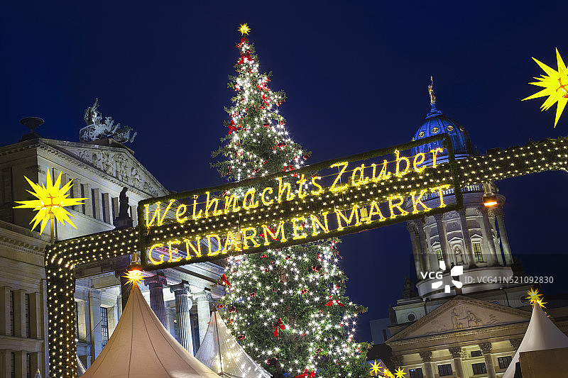 宪兵广场圣诞市场的照明标志图片素材