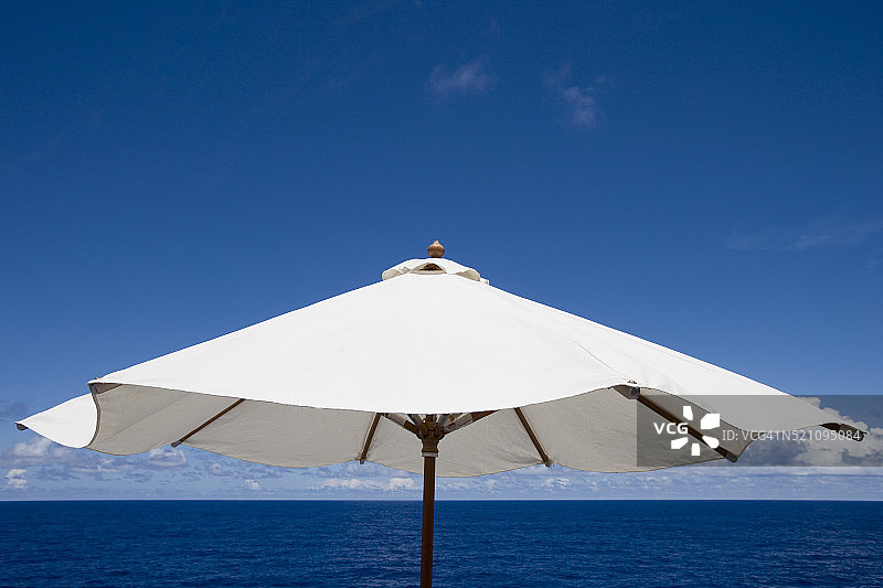 南太平洋，哈帕劳埃德邮轮公司的哥伦布号邮轮上的遮阳伞图片素材
