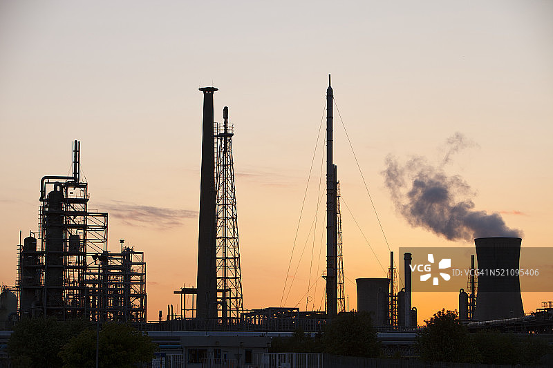 英国蒂斯河畔比灵厄姆的石化厂日落景色图片素材