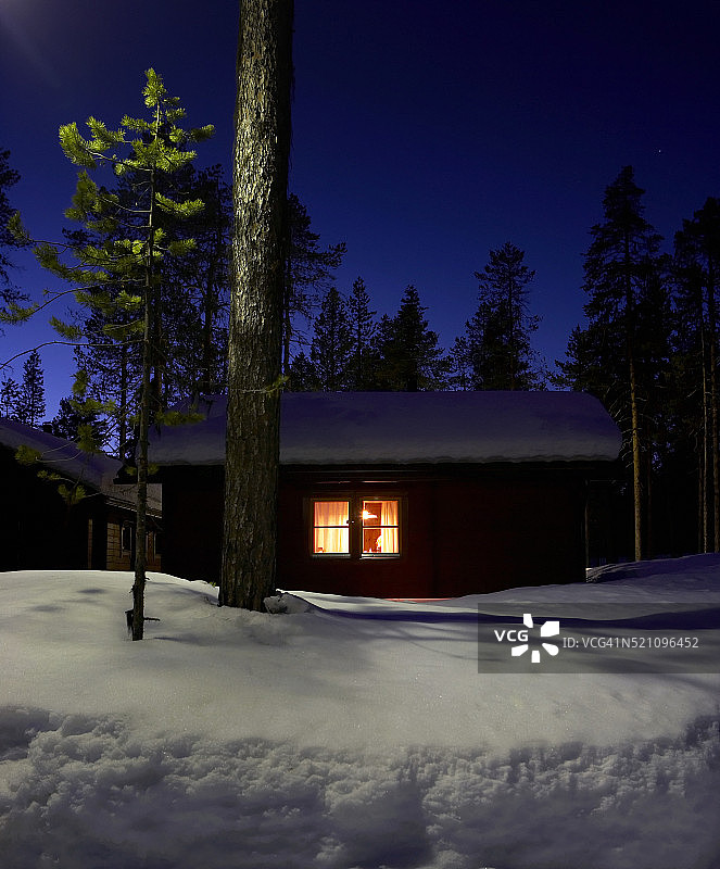瑞典拉普兰的冬季小木屋图片素材