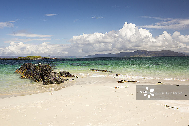 苏格兰马尔岛附近爱奥纳岛北岸的白色沙滩和清澈海水图片素材
