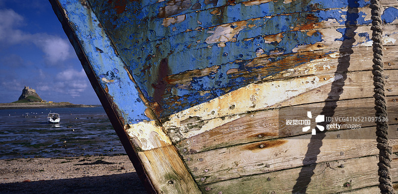 远处的林迪斯法恩城堡和旧船船首图片素材