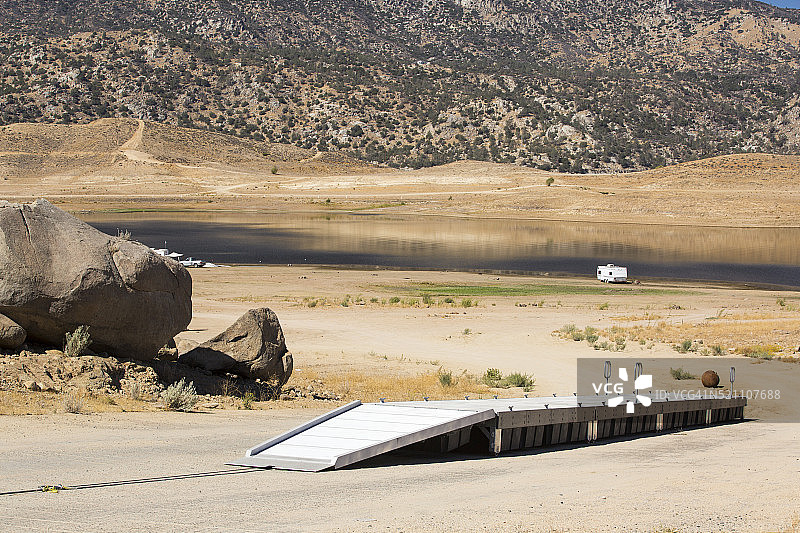 加州中央山谷以东，贝克斯菲尔德附近的伊莎贝拉湖容量不足13%图片素材