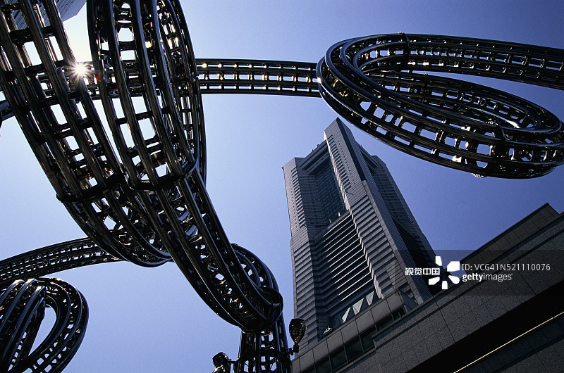 横滨的金属雕塑与地标塔图片素材