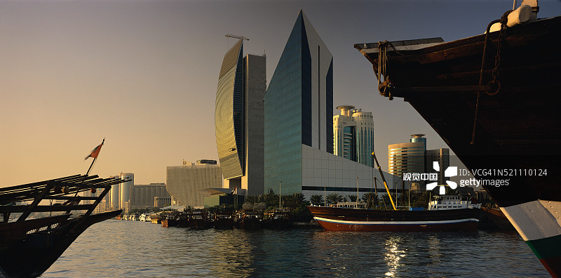 迪拜河沿岸的迪拜天际线图片素材