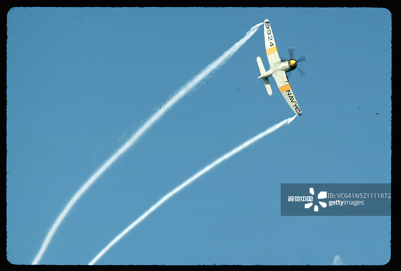 海军飞机在航空展上进行特技飞行表演图片素材