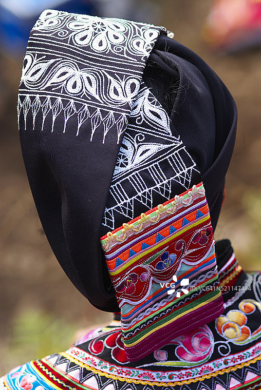 中国新街集市上的彝族妇女图片素材