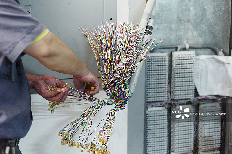 工程师维修电子网络集线器图片素材