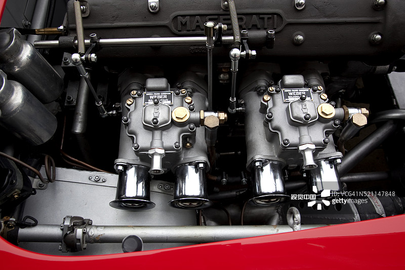 玛莎拉蒂250S发动机上的韦伯双化油器图片素材