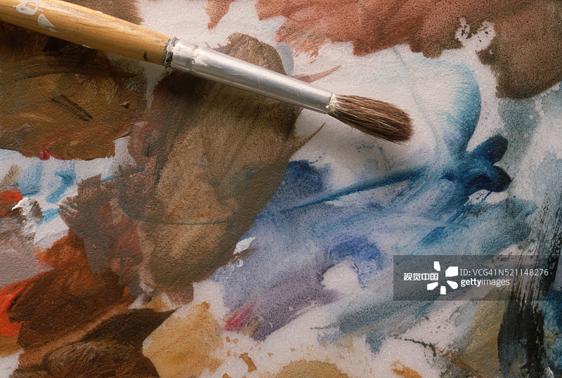 吸墨纸上的水彩颜料和画笔图片素材