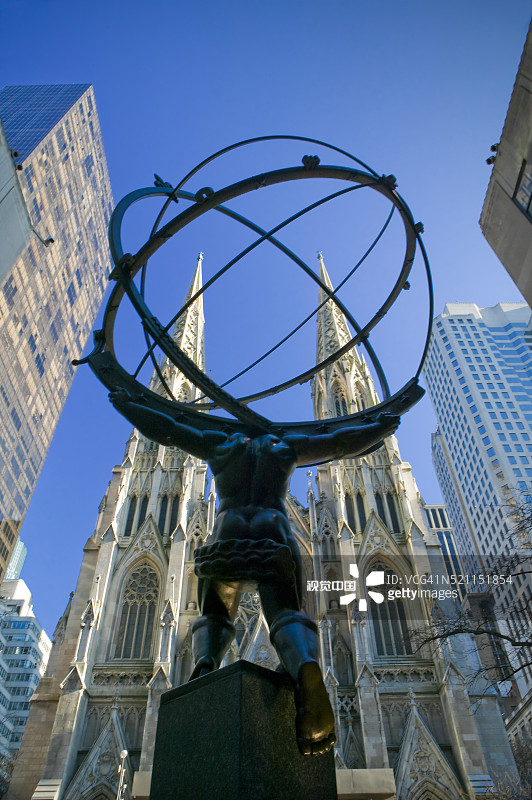 圣帕特里克大教堂前的阿特拉斯雕像图片素材