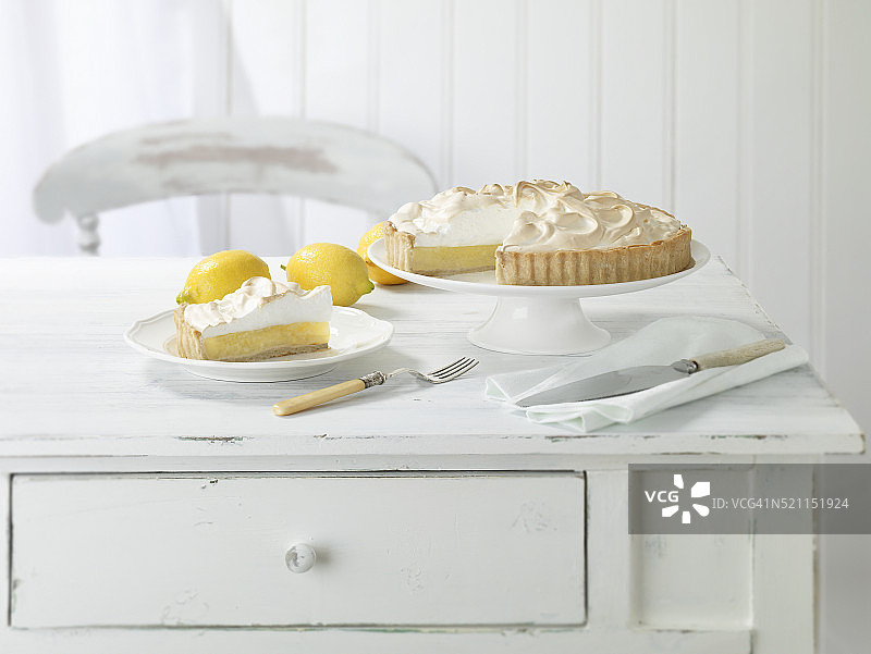 自制柠檬蛋白酥皮，盘中放着一片图片素材