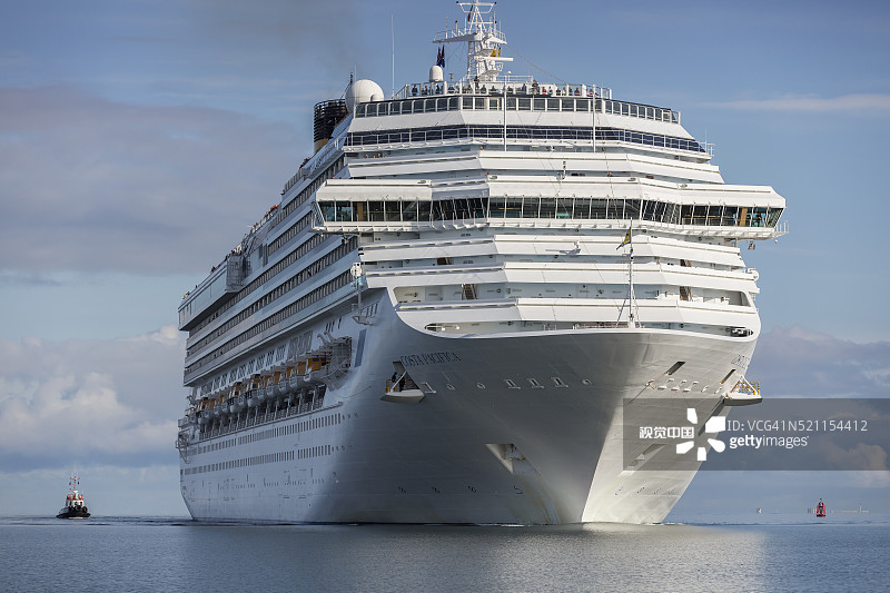 带有拖船的大型游轮图片素材