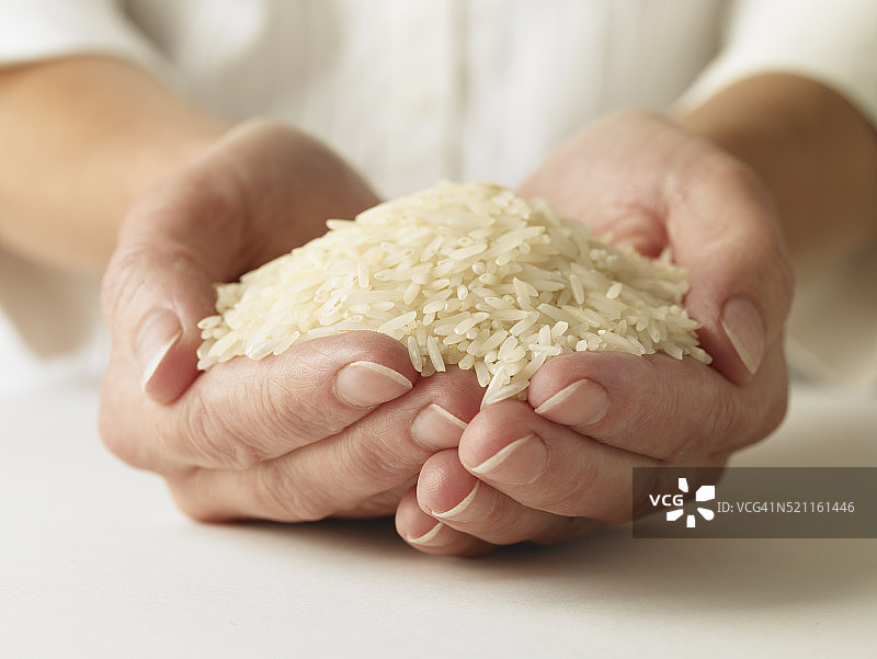 手捧大米的女人图片素材