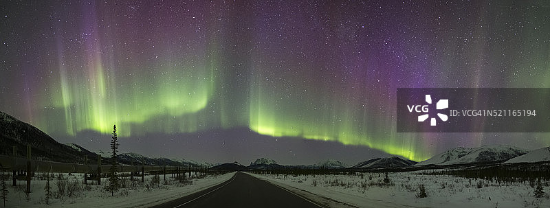北极光和道尔顿公路全景图片素材