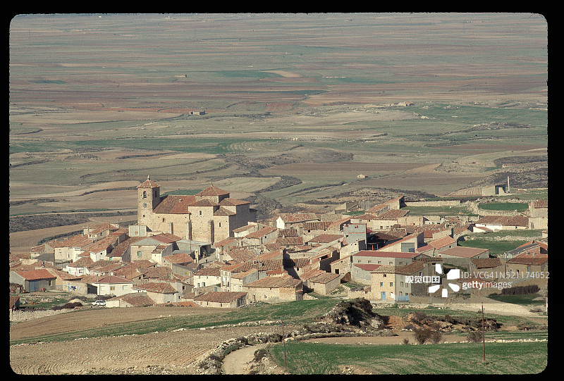 Banon村庄周围的藏红花田图片素材