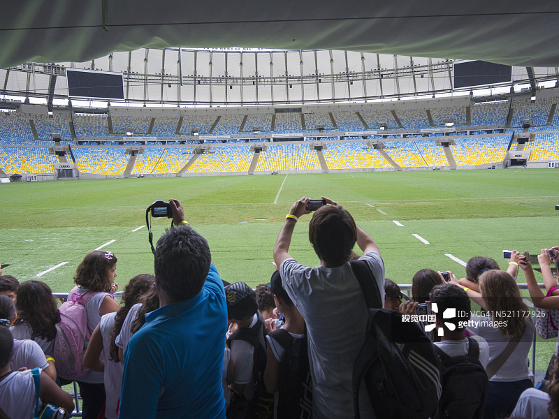 游客参观马拉卡纳体育场球员通道。图片素材