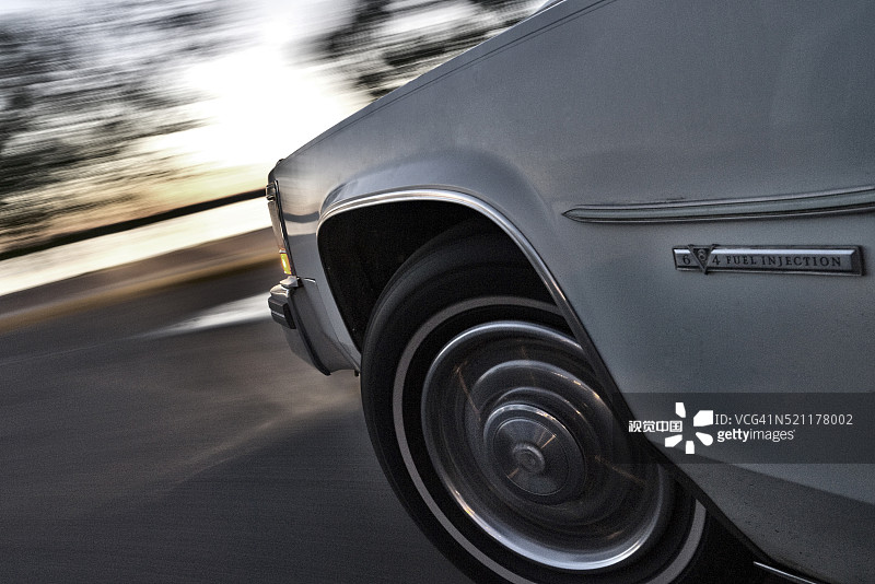 行驶中的1981年凯迪拉克Coupe De Ville图片素材