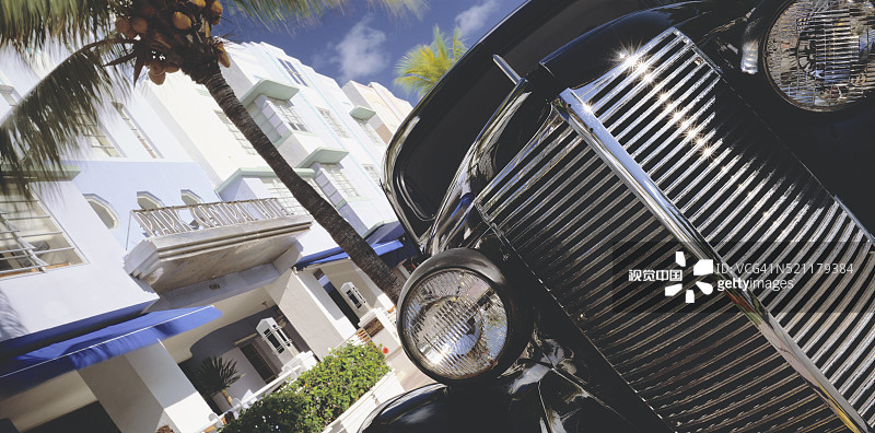 20世纪40年代的汽车在迈阿密海洋大道上图片素材