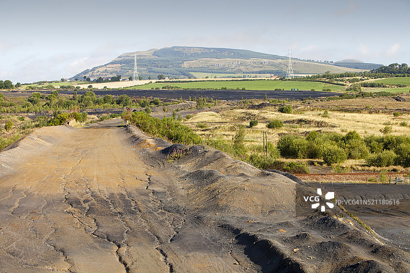 废弃的韦斯特菲尔德露天煤矿留下的尾矿沉积物图片素材