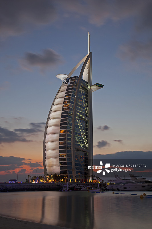 傍晚的迪拜阿拉伯塔酒店图片素材
