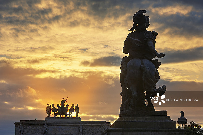 太阳在卡鲁塞尔凯旋门后落下图片素材