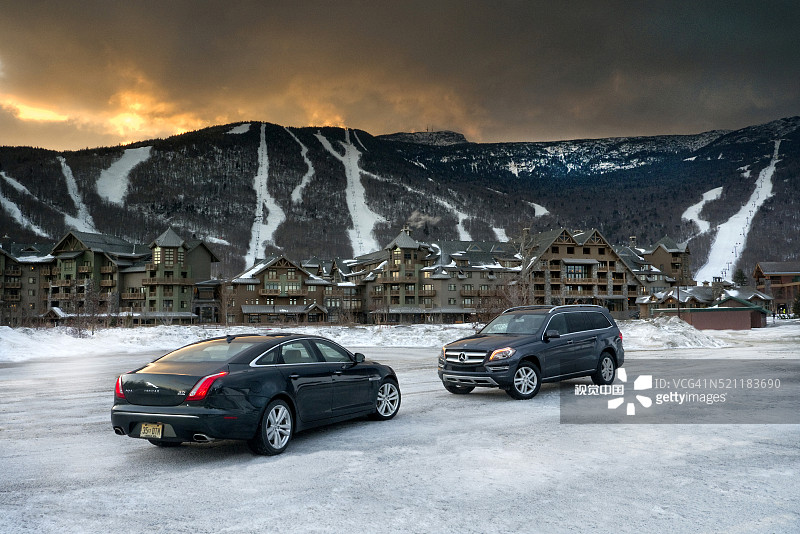 捷豹XJ AWD和梅赛德斯奔驰GL450停在佛蒙特州斯托滑雪胜地图片素材
