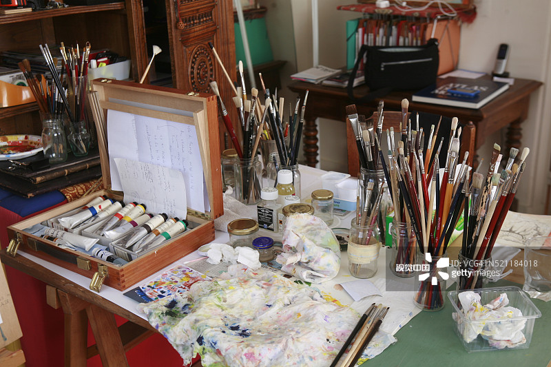 艺术家工作室里的画笔、颜料和布料图片素材