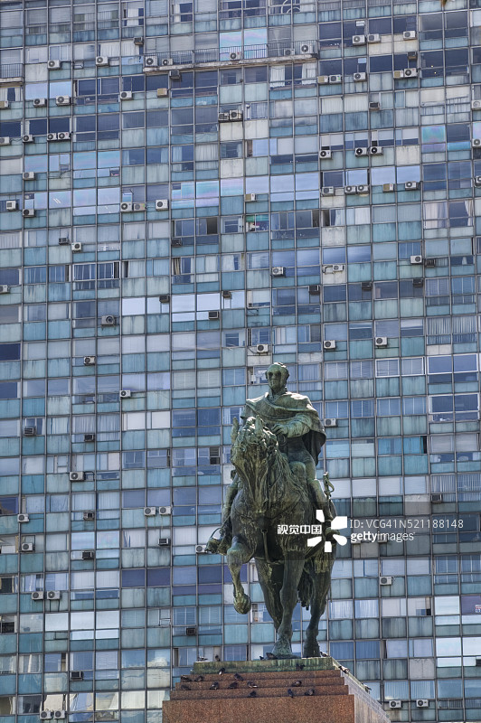 何塞·阿蒂加斯雕像与蒙得维的亚城堡图片素材