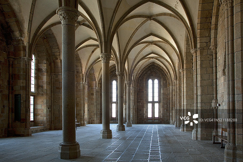 圣米歇尔山迎宾大厅的柱子和拱形天花板图片素材