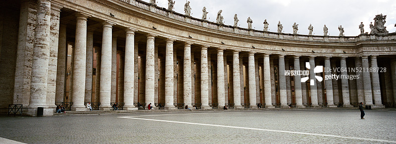 圣彼得大教堂柱廊全景图片素材
