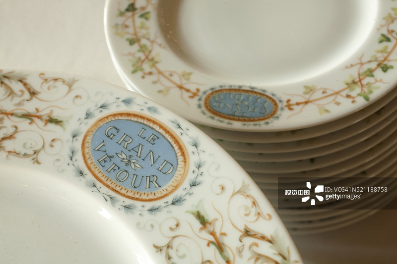 巴黎Le Grand Vefour餐厅的餐盘细节图片素材