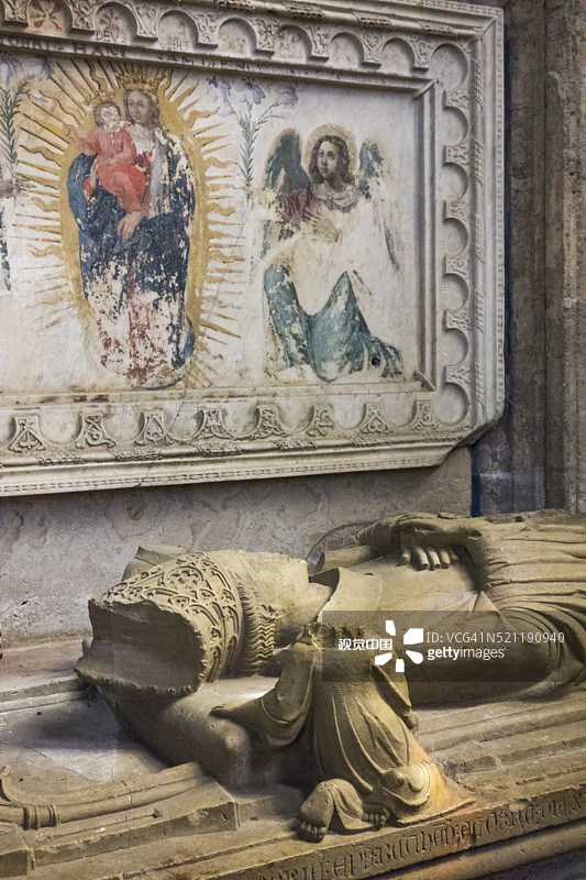 法国阿韦龙罗德兹圣母大教堂内的主教墓图片素材