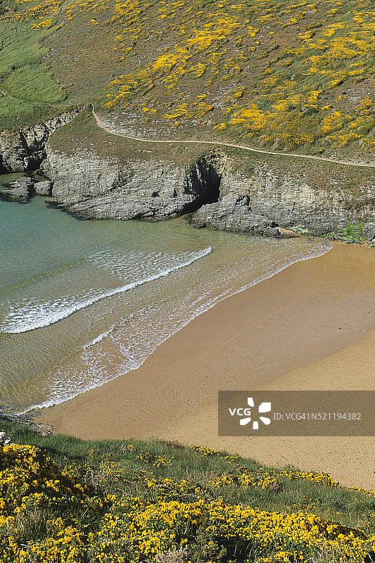 贝勒岛海洋上的瓦赞海滩图片素材