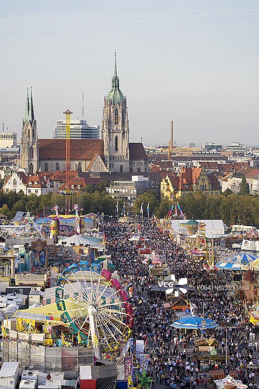 慕尼黑圣保罗教堂后面的啤酒节图片素材
