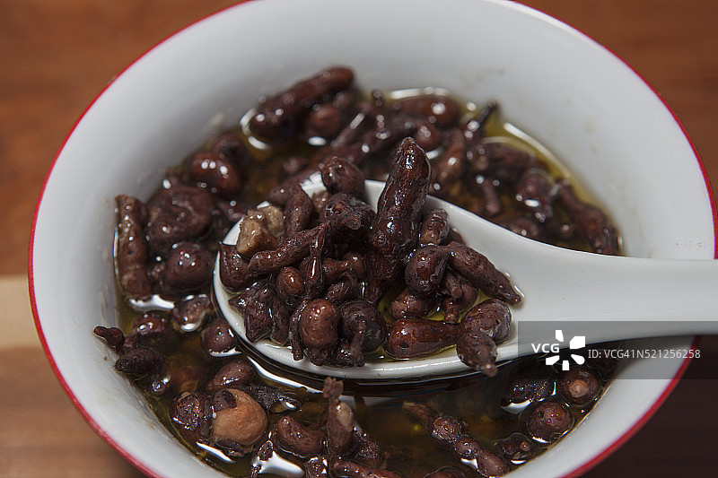 酥油浸泡的泡泡人参果图片素材