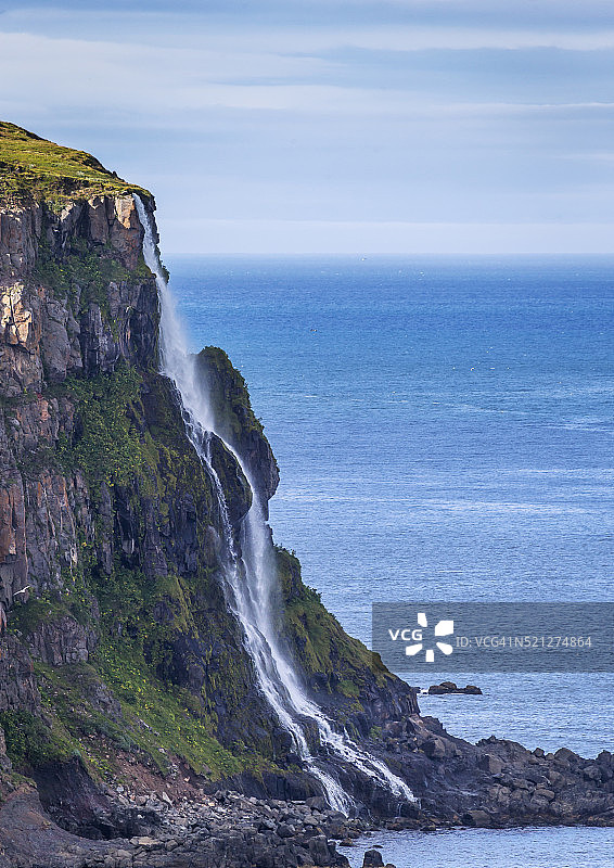 冰岛埃亚峡湾的悬崖瀑布图片素材