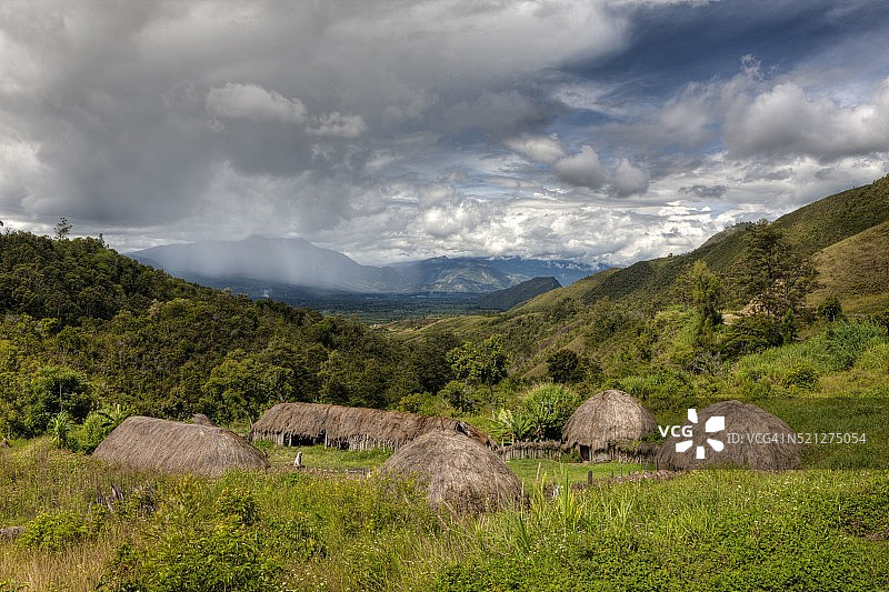 印度尼西亚西巴布亚省巴列姆山谷传统村落图片素材