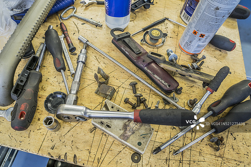 汽车修理店工作台上的工具图片素材
