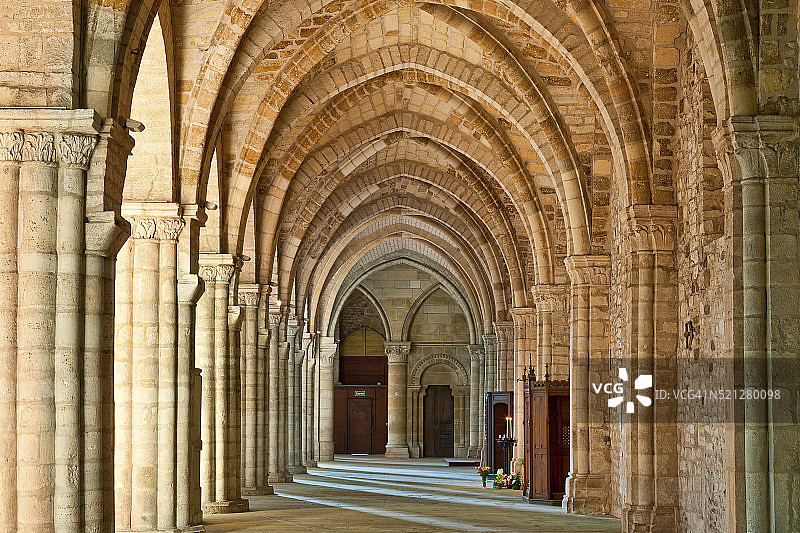 圣雷米大教堂的回廊图片素材