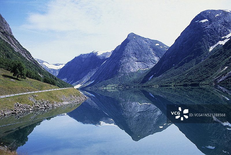 峡湾的平静水面图片素材