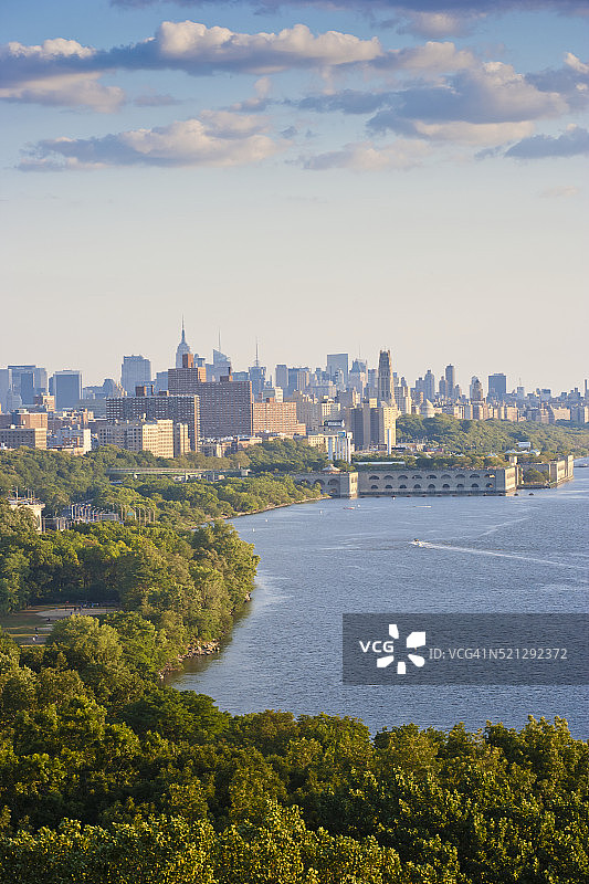 从住宅区拍摄的曼哈顿天际线和哈德逊河图片素材